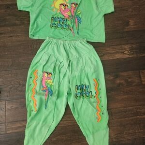 Vibrant Parrot Graphic Green Set